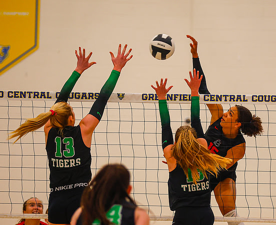 20251027dj CG Regional Volleyball